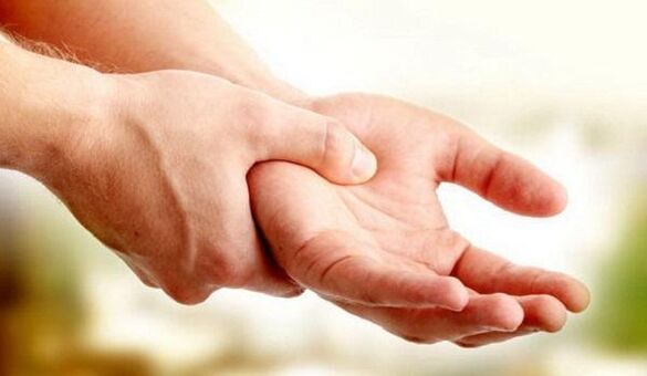 Mani di mano con osteocondosi cervicale