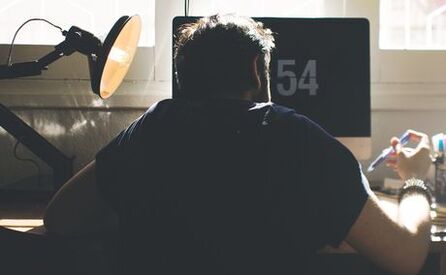 La posizione seduta errata è la causa dello sviluppo dell'osteocondrosi